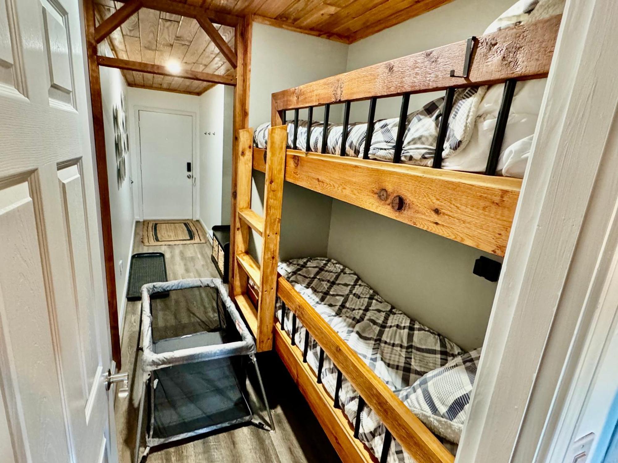 The Sugar Suite - Renovated With A View! Ac! Pool, Hot Tub, Sauna, Gym, Ev Sugar Mountain Esterno foto